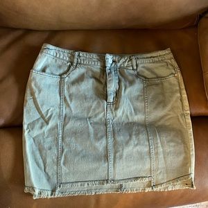 Olive green mini skirt, worn once. Purchased from VICI Collection. Size L